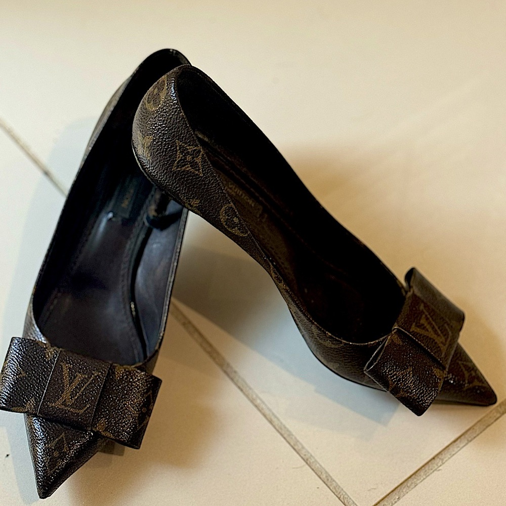 Louis Vuitton heels size 37 , great condition.